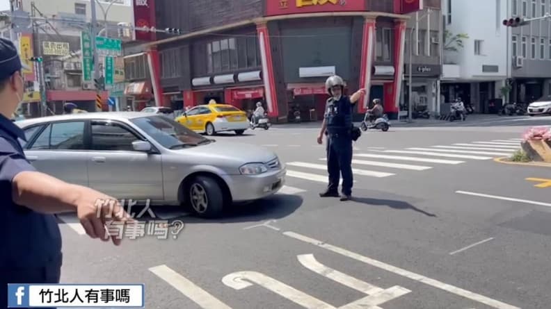 駕駛減速禮讓行人仍被罰6000元!「1動作」沒做遭警攔下,掀兩派網友論戰 駕駛減速禮讓行人仍被罰6000元!「1動作」沒做遭警攔下,掀兩派網友論戰