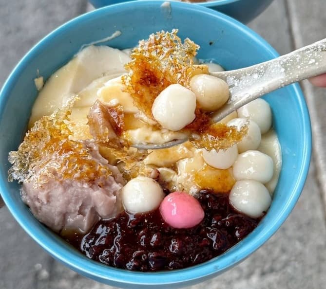 豆花、仙草免費續到飽!台中甜湯店CP值破表,每日限量「焦糖烤豆花」別錯過 豆花、仙草免費續到飽!台中甜湯店CP值破表,每日限量「焦糖烤豆花」別錯過