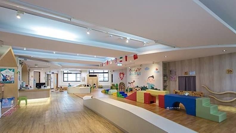 300坪免費玩一整天！台南「室內親子樂園」先衝透明溜滑梯、大型積木橋超放電
