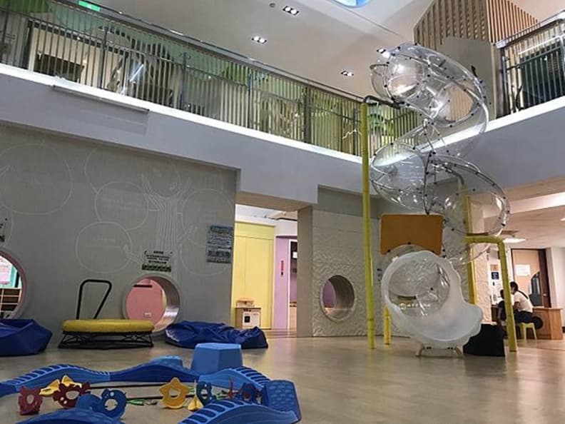 300坪免費玩一整天！台南「室內親子樂園」先衝透明溜滑梯、大型積木橋超放電