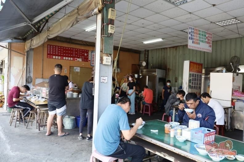 爽吃10元肉燥飯！佛系「虱目魚蚵仔粥」只賣60元，還有香菜任你免費加到爆