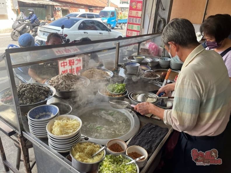 爽吃10元肉燥飯！佛系「虱目魚蚵仔粥」只賣60元，還有香菜任你免費加到爆