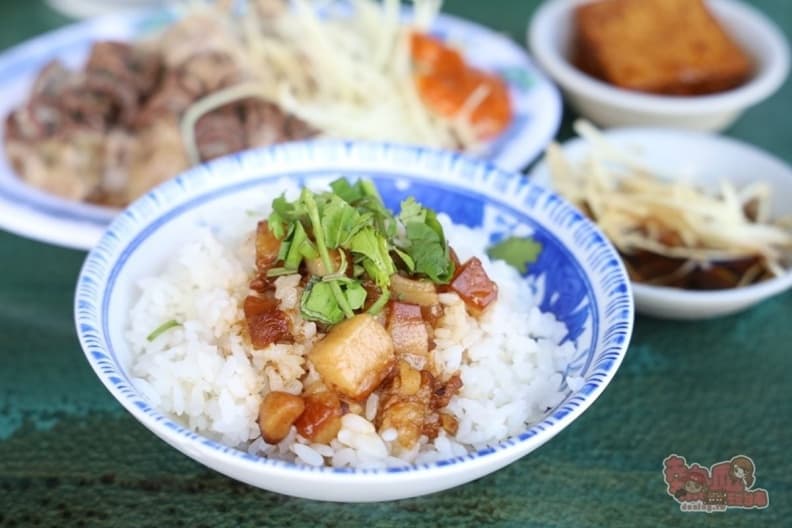 爽吃10元肉燥飯！佛系「虱目魚蚵仔粥」只賣60元，還有香菜任你免費加到爆