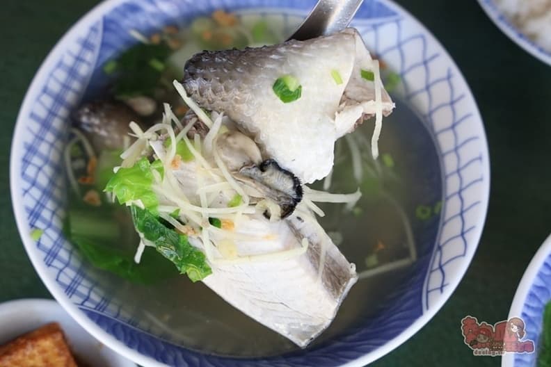 爽吃10元肉燥飯！佛系「虱目魚蚵仔粥」只賣60元，還有香菜任你免費加到爆