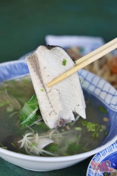 爽吃10元肉燥飯！佛系「虱目魚蚵仔粥」只賣60元，還有香菜任你免費加到爆