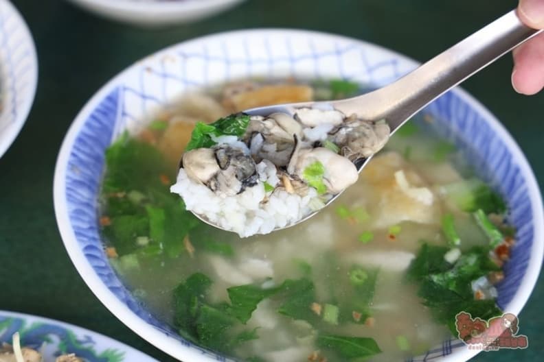 爽吃10元肉燥飯！佛系「虱目魚蚵仔粥」只賣60元，還有香菜任你免費加到爆