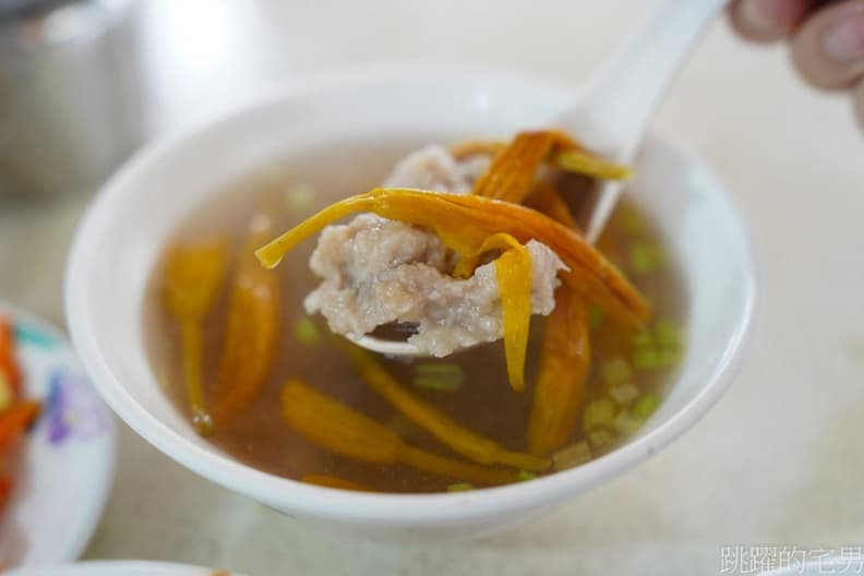 台北巷弄隱藏版美食！雙連60年「酸菜滷肉飯」老饕才知，滿滿膠質香辣超唰嘴
