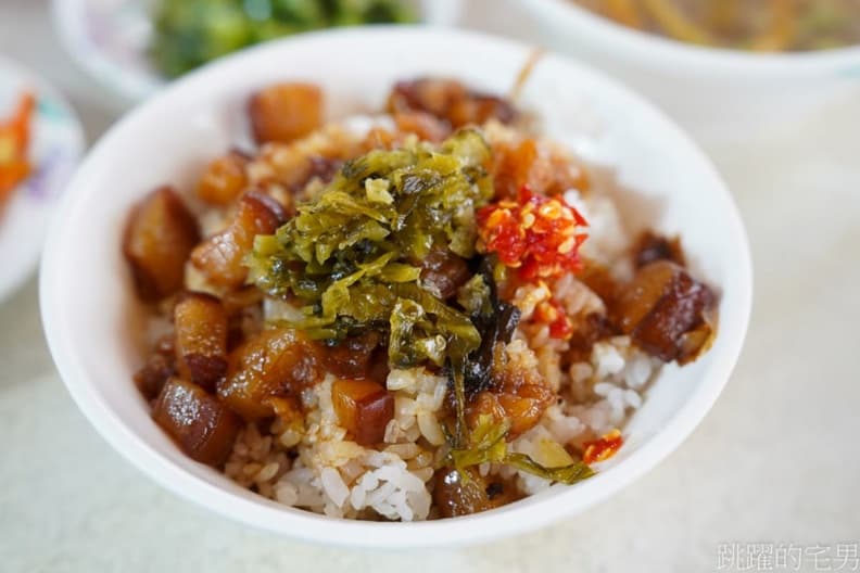 台北巷弄隱藏版美食！雙連60年「酸菜滷肉飯」老饕才知，滿滿膠質香辣超唰嘴