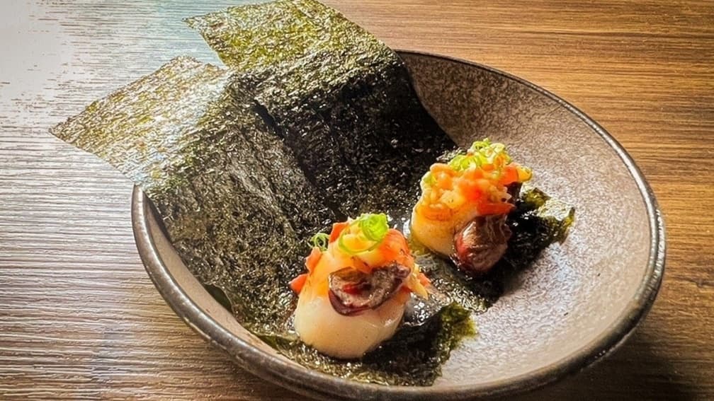 奶油香煎干貝佐雞肝海苔燒。（圖片來源：一鷺串燒居酒屋）