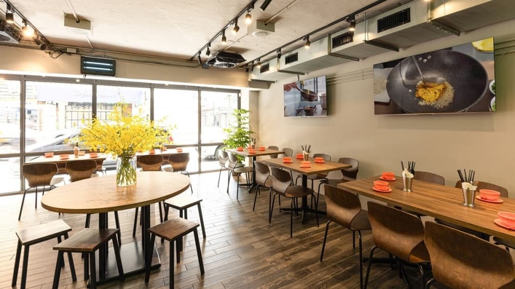 店內裝潢如重返香港街頭。（圖片來源：茗香園飯店）