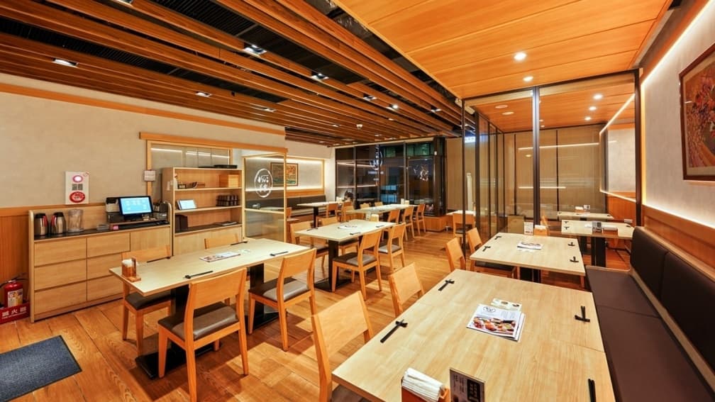 以較為日式文青風格為調性，打造放鬆的用餐空間 。（圖片來源：莞固茶寮）