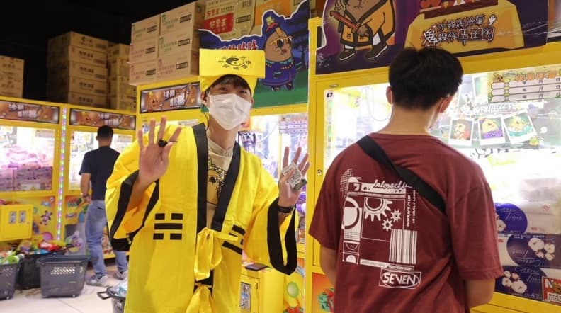 【食尚獨家優惠】近百台夾到手痠！台中浮誇夾娃娃機店，推「烤玉米買一送一」