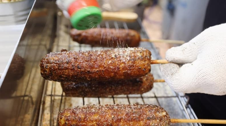 【食尚獨家優惠】近百台夾到手痠！台中浮誇夾娃娃機店，推「烤玉米買一送一」