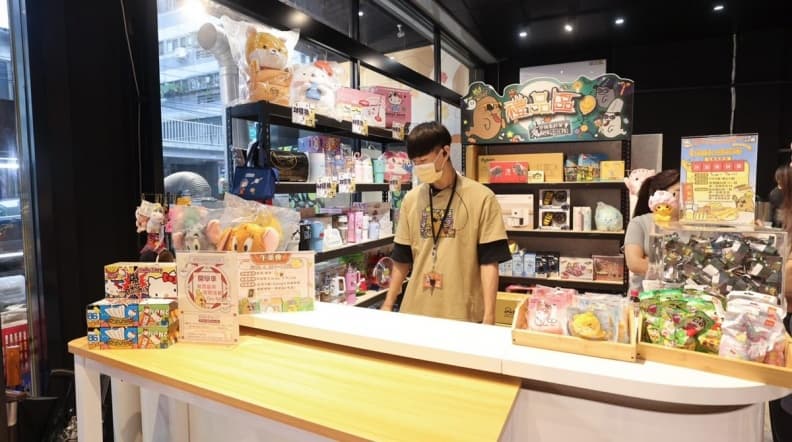 【食尚獨家優惠】近百台夾到手痠！台中浮誇夾娃娃機店，推「烤玉米買一送一」