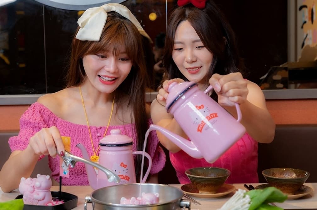 可愛爆擊!王品鍋物「聚」聯名Hello Kitty推「粉紅牛奶鍋」,再送限量御守 可愛爆擊!王品鍋物「聚」聯名Hello Kitty推「粉紅牛奶鍋」,再送限量御守