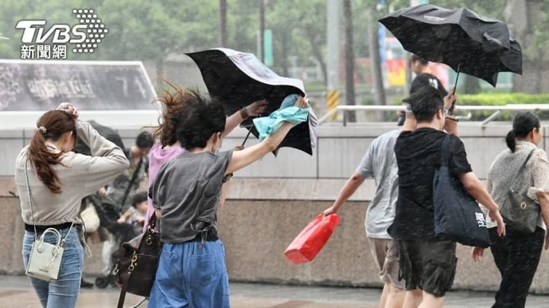 「颱風窩」逐漸形成，中秋節撲台？午後雨區擴大，連２天雷雨