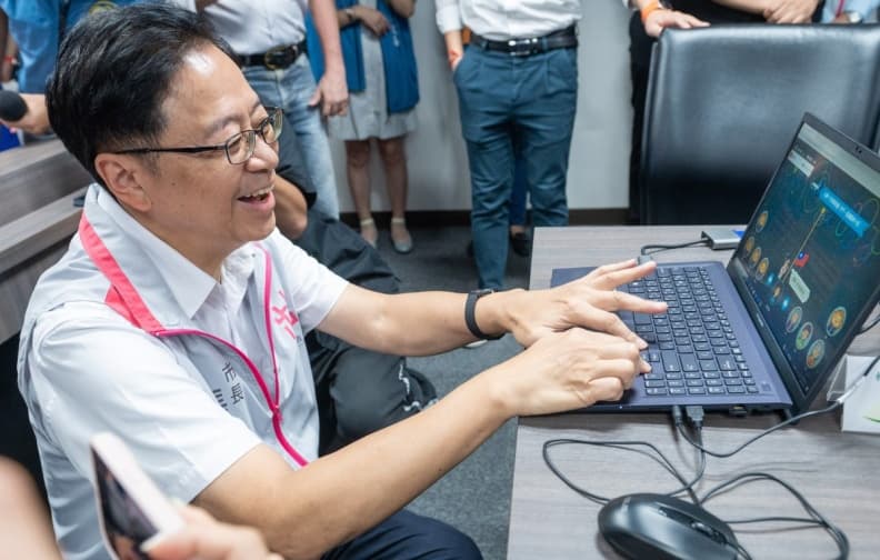 桃園國慶月系列活動開跑!張市長體驗「國慶互動遊戲」 ,力邀張泰山領唱國歌 桃園國慶月系列活動開跑!張市長體驗「國慶互動遊戲」 ,力邀張泰山領唱國歌