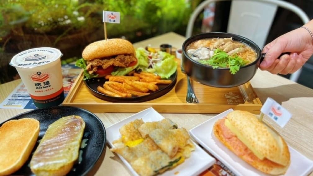中西式餐點都有。（圖片來源：吃這炭火土司）