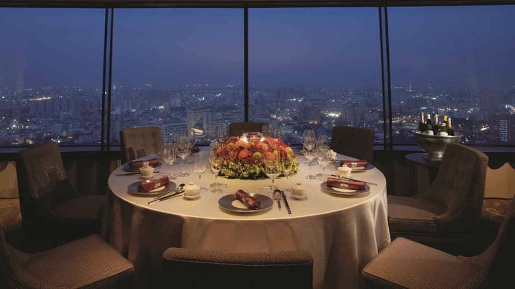 「醉月樓」可以俯瞰日夜美景，美食＋超美景色有夠愜意。（圖片來源：台南遠東香格里拉）