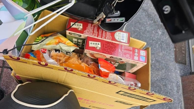 送餐遇愛心阿嬤!外送員意外收到「1整箱小費」,瞬間感動一路淚崩 送餐遇愛心阿嬤!外送員意外收到「1整箱小費」,瞬間感動一路淚崩