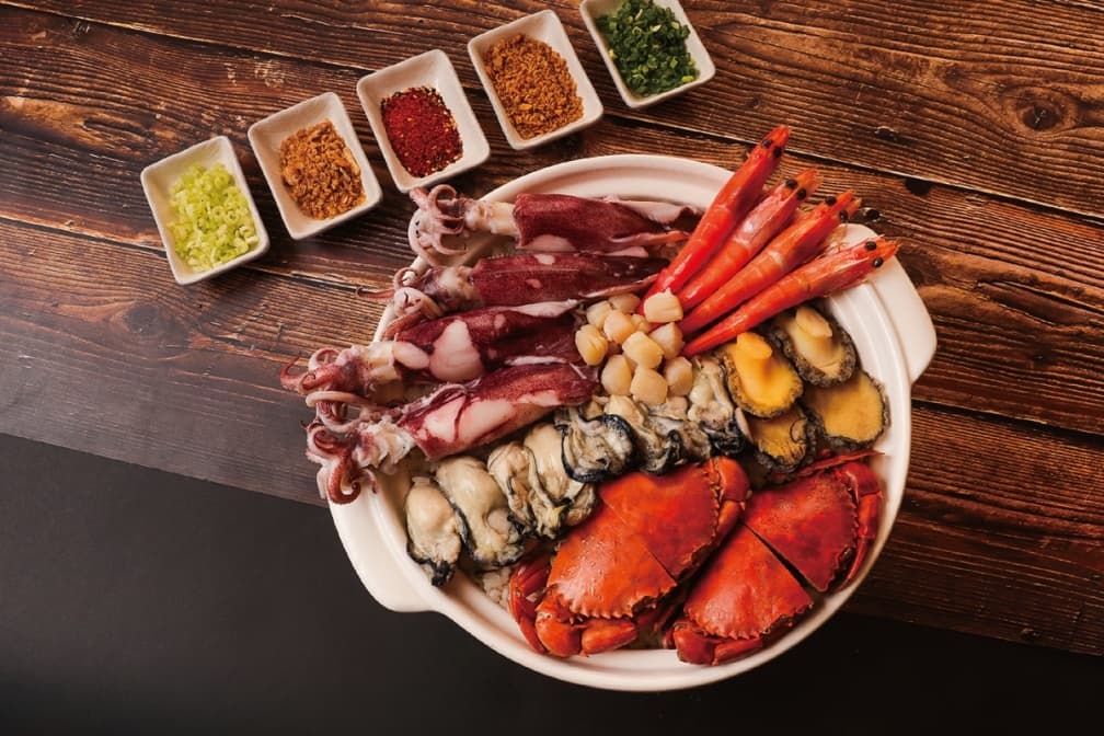 送紅蟳海鮮粥！台南夏都攜百年老店推燉補料理，還能玩抽籤筒吃美食