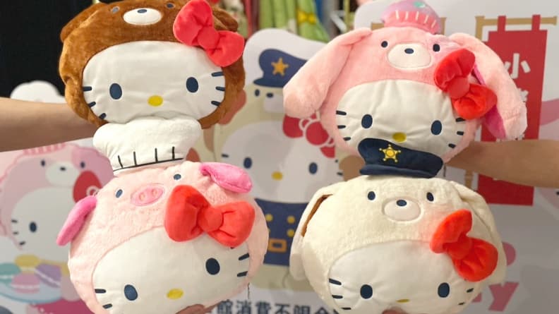 Hello Kitty化身小豬、小熊！家樂福推４款抱枕毯，加購時間、方式一次看