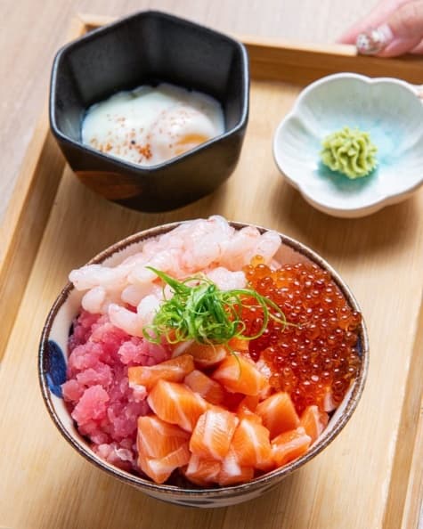 鋪滿鮪魚丼飯只要220元!Google 4.9星「高CP日料店」必拍九宮格手毯壽司 鋪滿鮪魚丼飯只要220元!Google 4.9星「高CP日料店」必拍九宮格手毯壽司