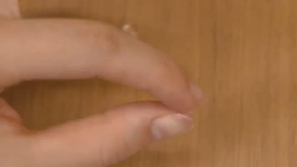 三秒膠黏到手別硬拔！廠商教３步驟「不傷皮膚輕鬆除膠」，網友：超受用