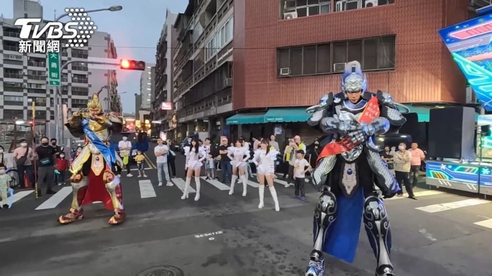 宮廟驚見野生「魔關羽」！２公尺機甲關帝爺有變聲器，趙子龍、孫悟空跟隨出巡