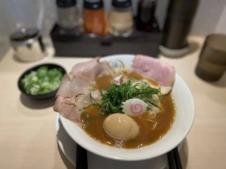 魚介口味的溏心蛋拉麵吃起來濃郁不膩口。（圖片來源：十六行跡）