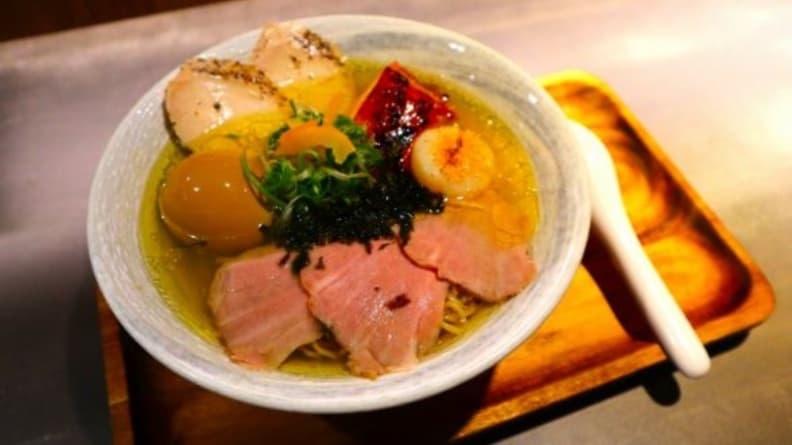 「雞貝鹽拉麵」有豬雞兩種叉燒各３塊外，還吃得到干貝。（圖片來源：Nash's Wonderland）