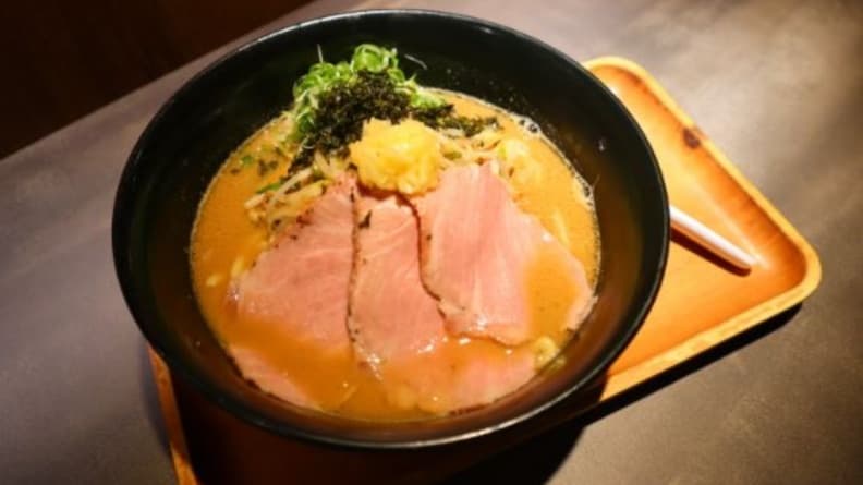 「極濃豚骨拉麵」不會過於膩口，且豚骨有一定厚度。（圖片來源：Nash's Wonderland）