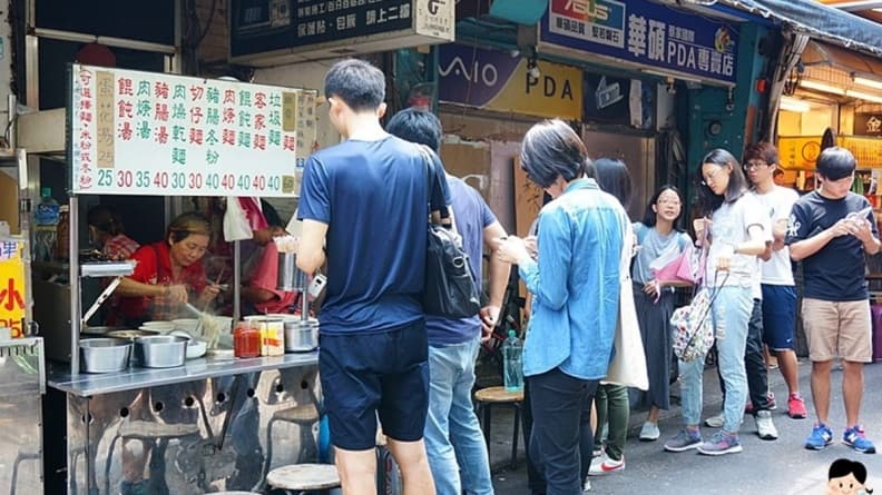 光華垃圾（喇舌）麵總是排滿長長人龍。（圖片來源：PEKO の Simple Life）
