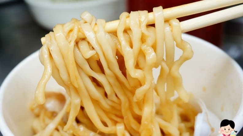 垃圾麵吃起來Q彈有嚼勁。（圖片來源：PEKO の Simple Life）