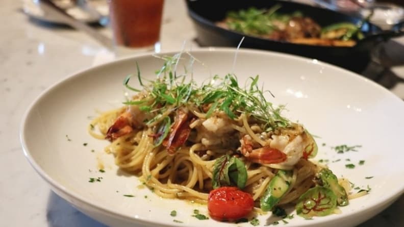 花蝦義大利麵以橄欖油清炒的方式料理。（圖片來源：TOMY&妮妮女王的美食旅遊親子後花園）
