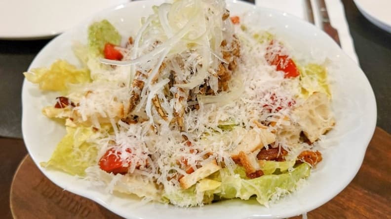 軟殼蟹凱薩沙拉以蘿蔓生菜搭配軟殼蟹、煙燻培根、麵包碎、小番茄等。（圖片來源：Jeremy以食為天）