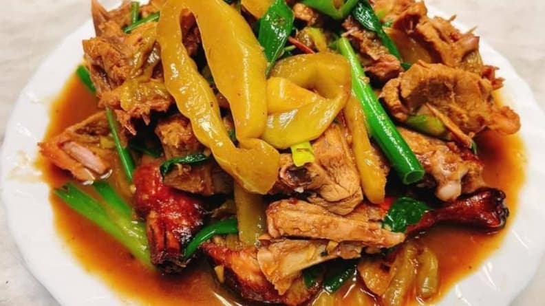 老闆強烈推薦的炒骨加高麗菜（50元）可以加點。（圖片來源：九合脆皮烤鴨埔里店FB）