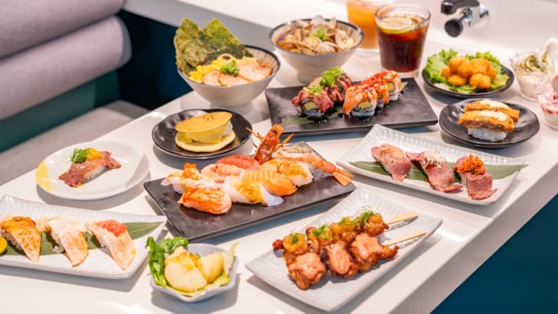 商品全面升級，除經典壽司外，還加入烤炸物、麵食、甜點飲品等多元日式餐點。
