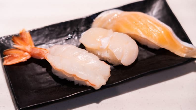 「鮭貝蝦三味」（原價100元）。