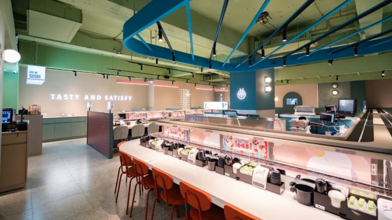「爭鮮PLUS善導寺店」升級版全新店裝，以簡約、俐落的色塊堆疊。