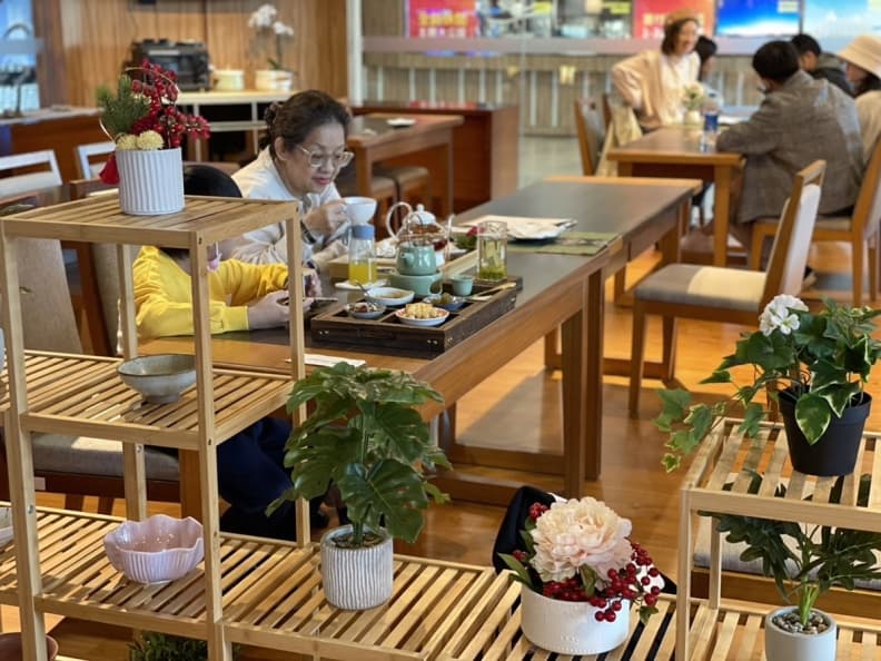 證件拿出來！「福容漁人碼頭店」下午茶買一送一，喝烏龍配４宮格古早味