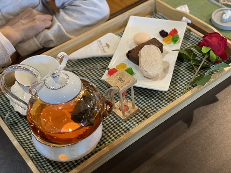 證件拿出來！「福容漁人碼頭店」下午茶買一送一，喝烏龍配４宮格古早味