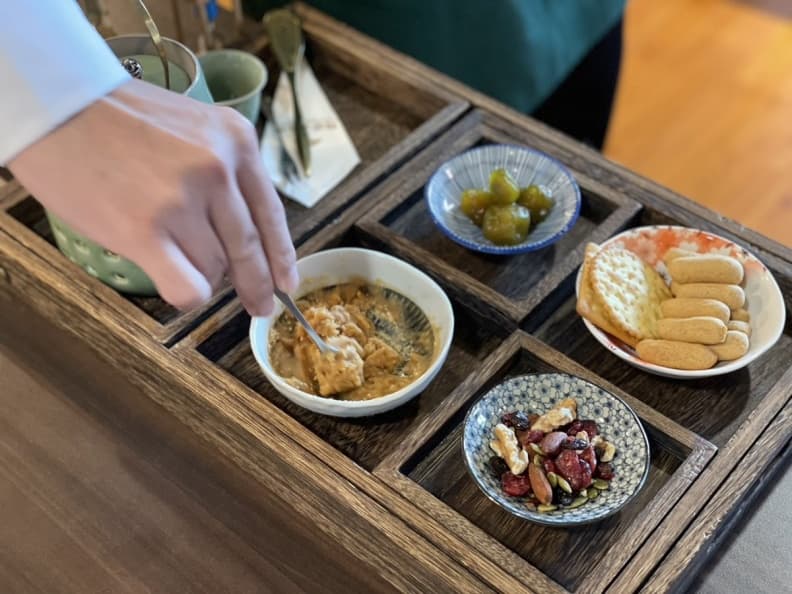 證件拿出來！「福容漁人碼頭店」下午茶買一送一，喝烏龍配４宮格古早味