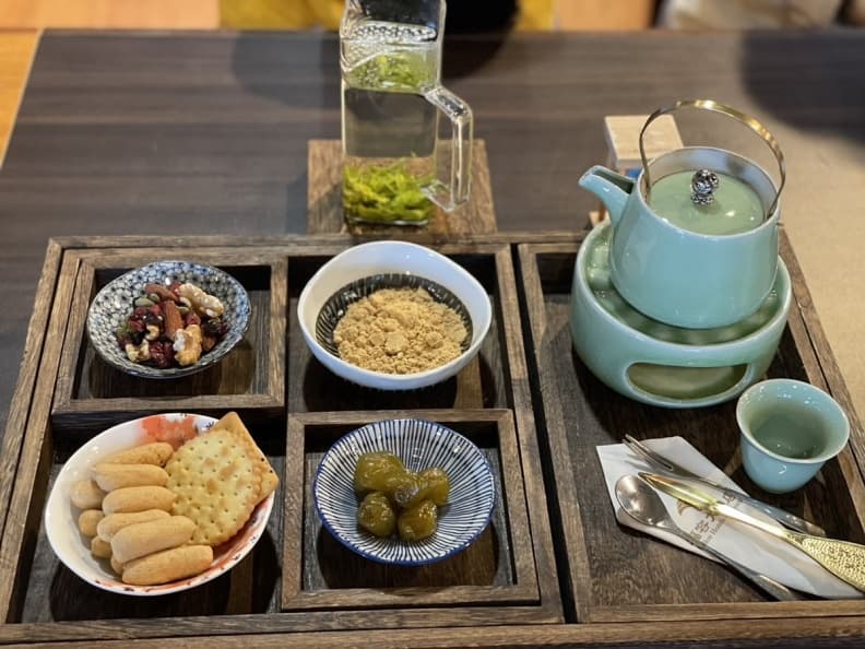 證件拿出來！「福容漁人碼頭店」下午茶買一送一，喝烏龍配４宮格古早味