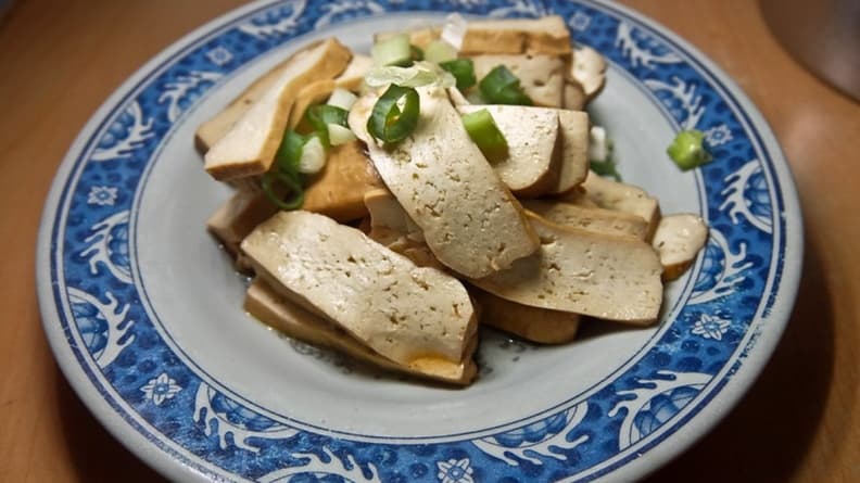 小菜則推薦滷豆干，不用沾醬就有味道。（圖片來源：鄉民食堂）
