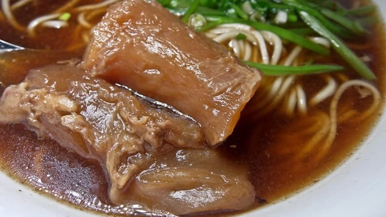 裡頭的牛筋不止很多還超大塊，廣受老饕喜愛。（圖片來源：鄉民食堂）