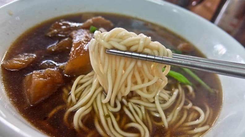 麵條有寬麵與細麵可依自身喜好選擇。（圖片來源：鄉民食堂）