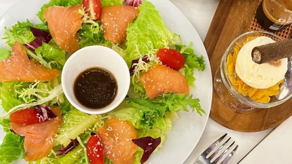 挪威煙燻鮭魚沙拉。（圖片來源：跟著 Karen W. 品味人生）