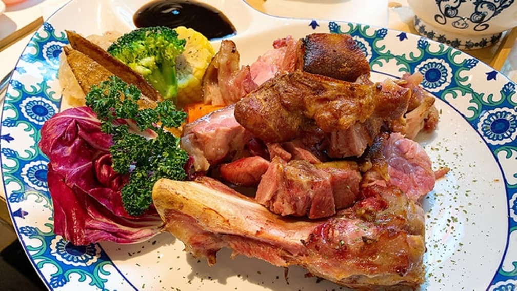 德式經典風味烤德國豬腳。（圖片來源：Tiss玩味食尚）