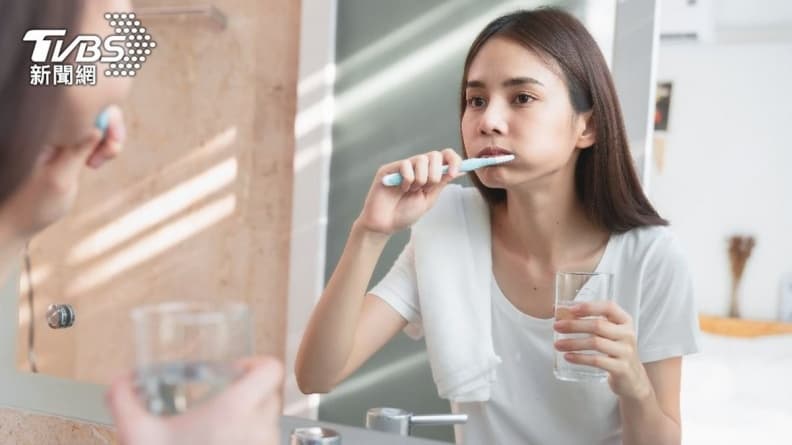 飯後別立刻刷牙！牙醫曝「刷牙５NG行為」，恐牙周病上身